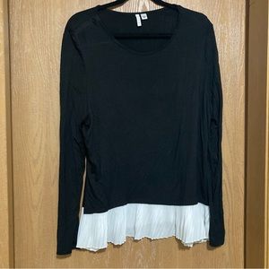 Elle size XL Black Top with White Pleats at the Bottom